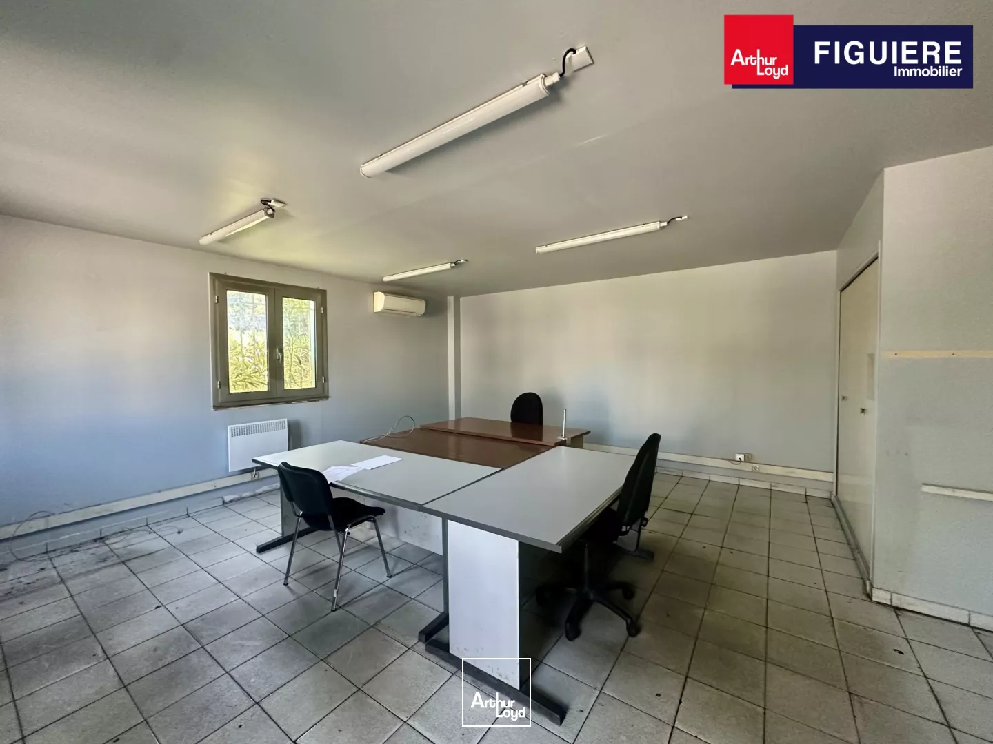 LOCAL AVEC PONT ROULANT