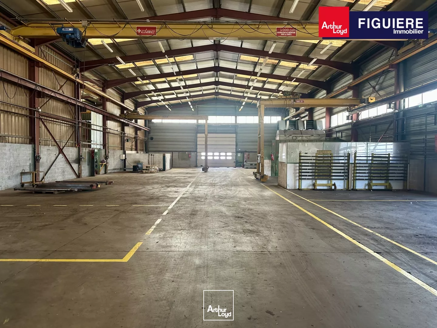 LOCAL AVEC PONT ROULANT