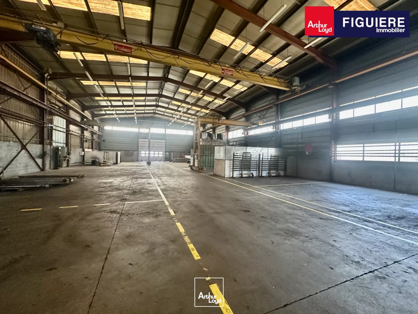 LOCAL AVEC PONT ROULANT