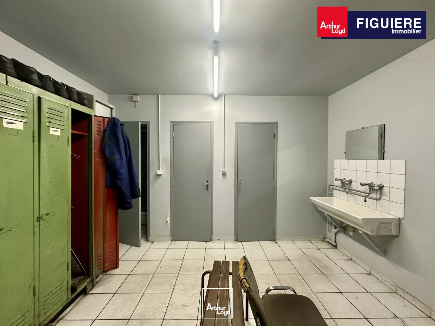 LOCAL AVEC PONT ROULANT