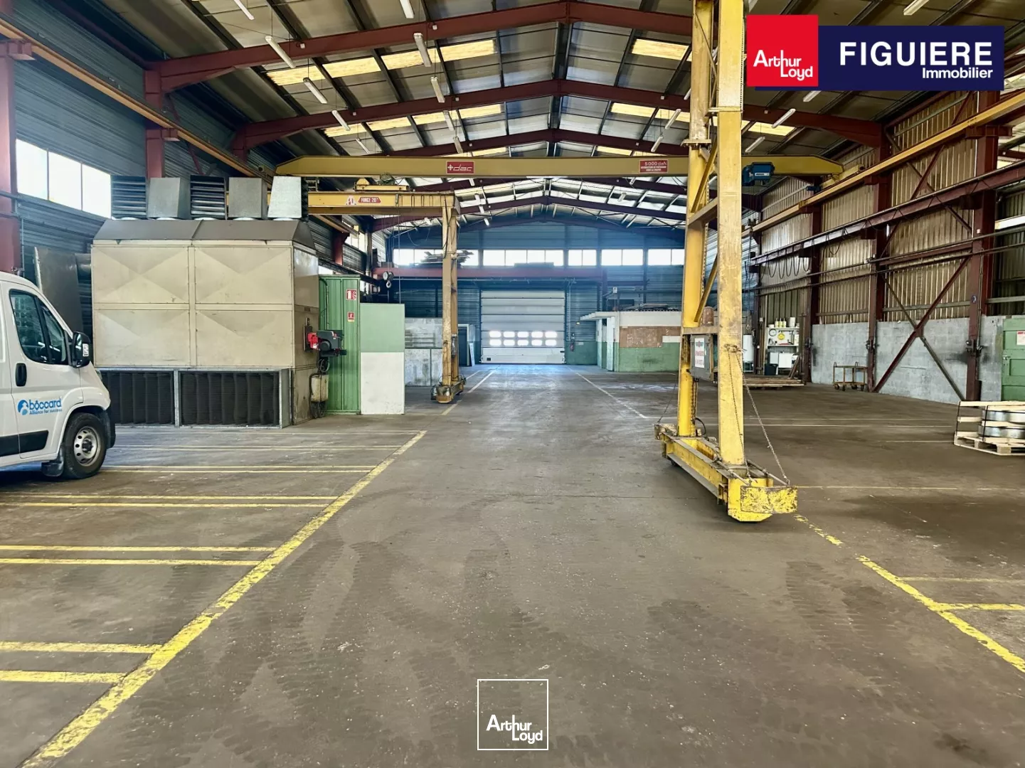 LOCAL AVEC PONT ROULANT