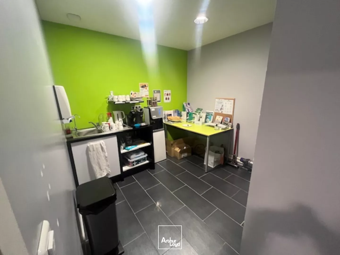 A LOUER - IMMEUBLE TERTIAIRE DE 619 M² - SAINT-MARTIN-DES-CHAMPS