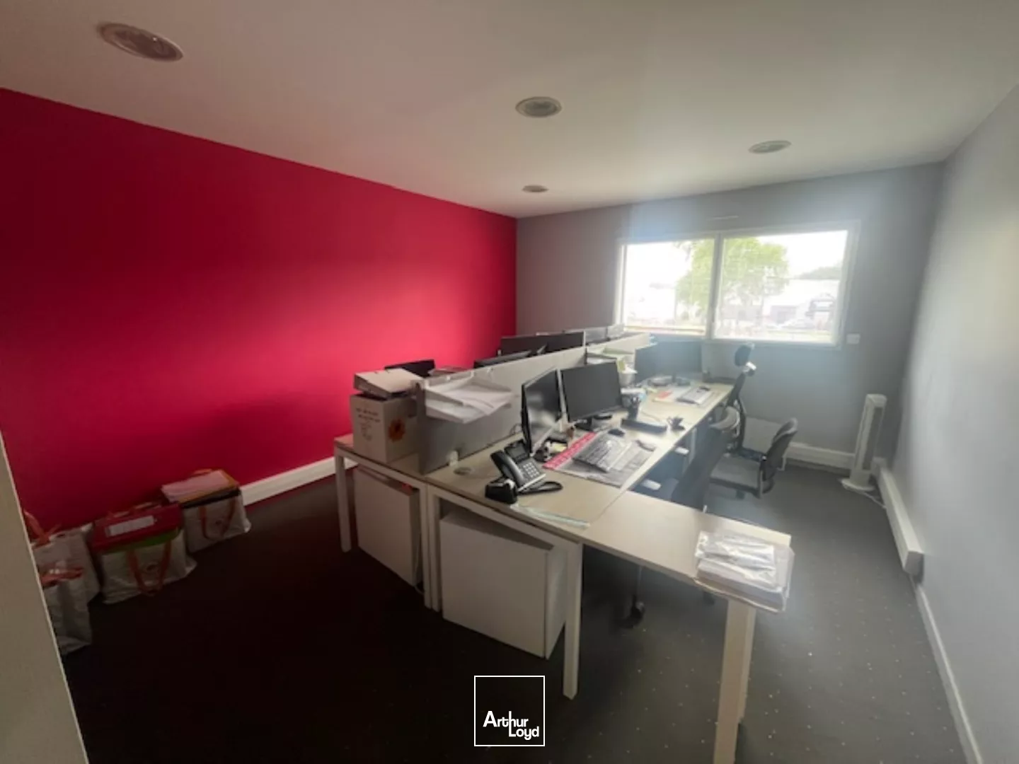 A LOUER - IMMEUBLE TERTIAIRE DE 619 M² - SAINT-MARTIN-DES-CHAMPS