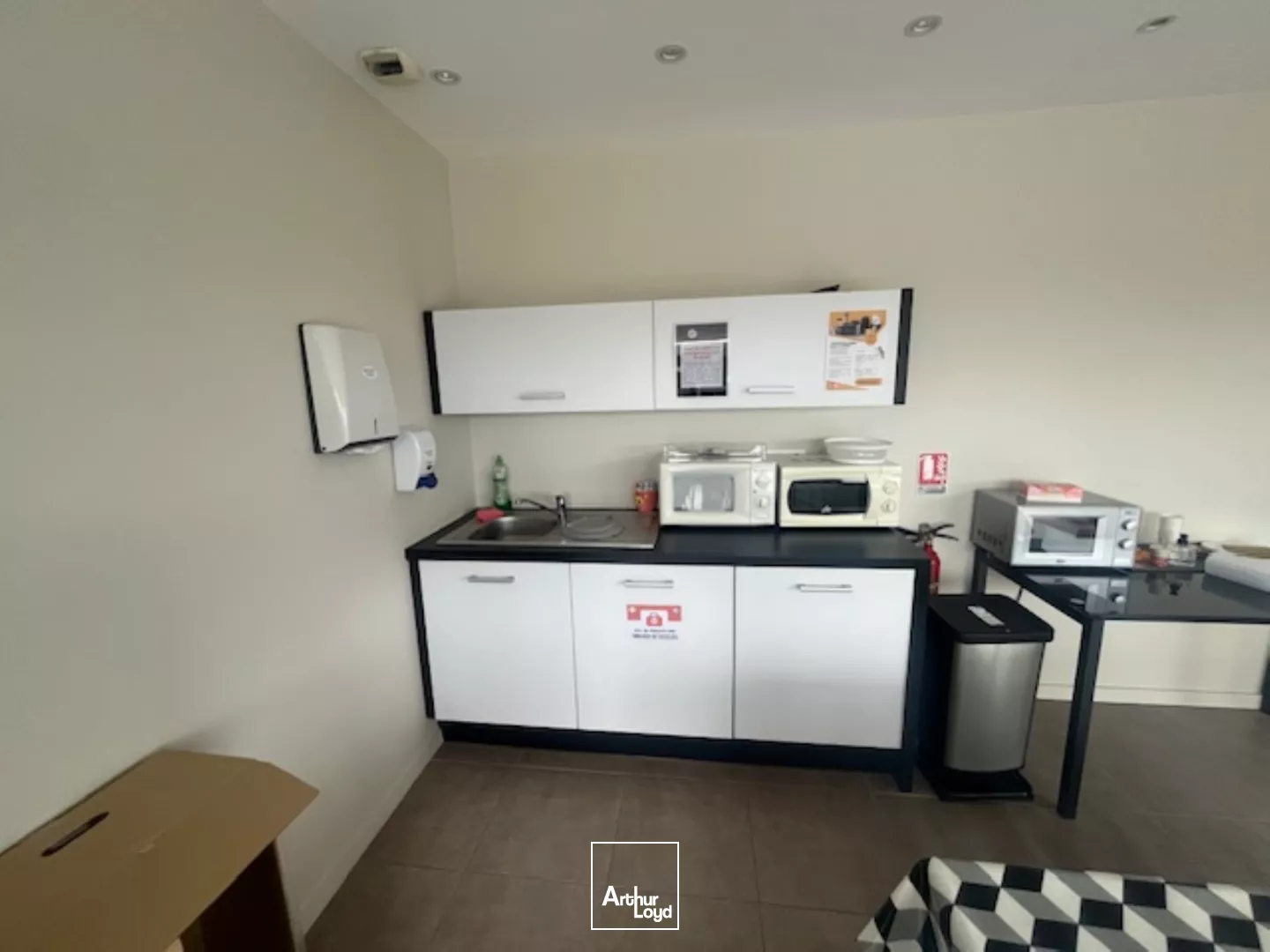 A LOUER - IMMEUBLE TERTIAIRE DE 619 M² - SAINT-MARTIN-DES-CHAMPS