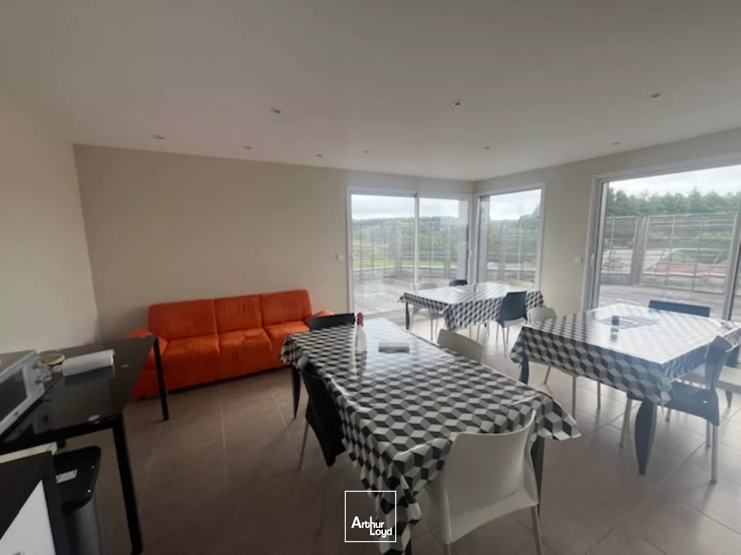 A LOUER - IMMEUBLE TERTIAIRE DE 619 M² - SAINT-MARTIN-DES-CHAMPS