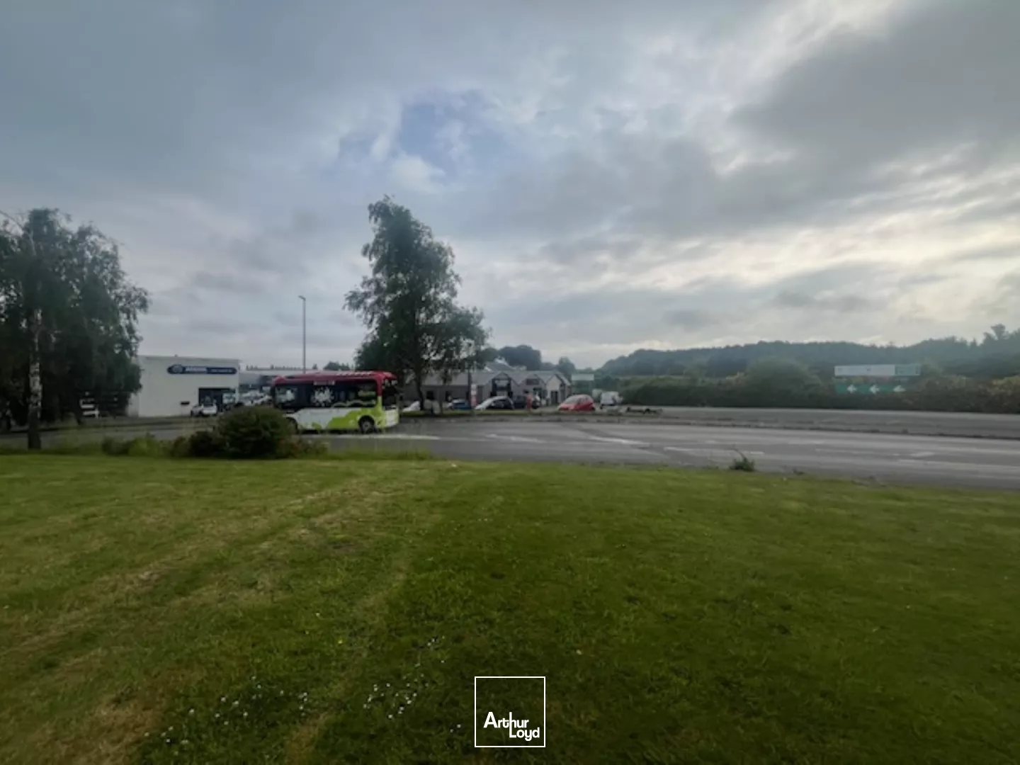 A LOUER - IMMEUBLE TERTIAIRE DE 619 M² - SAINT-MARTIN-DES-CHAMPS