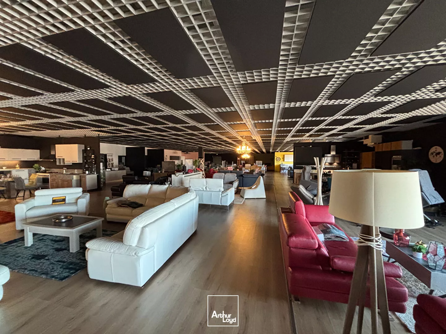 Au coeur de la zone commerciale SUD de Limoges, local commercial de 1 300 m² à louer