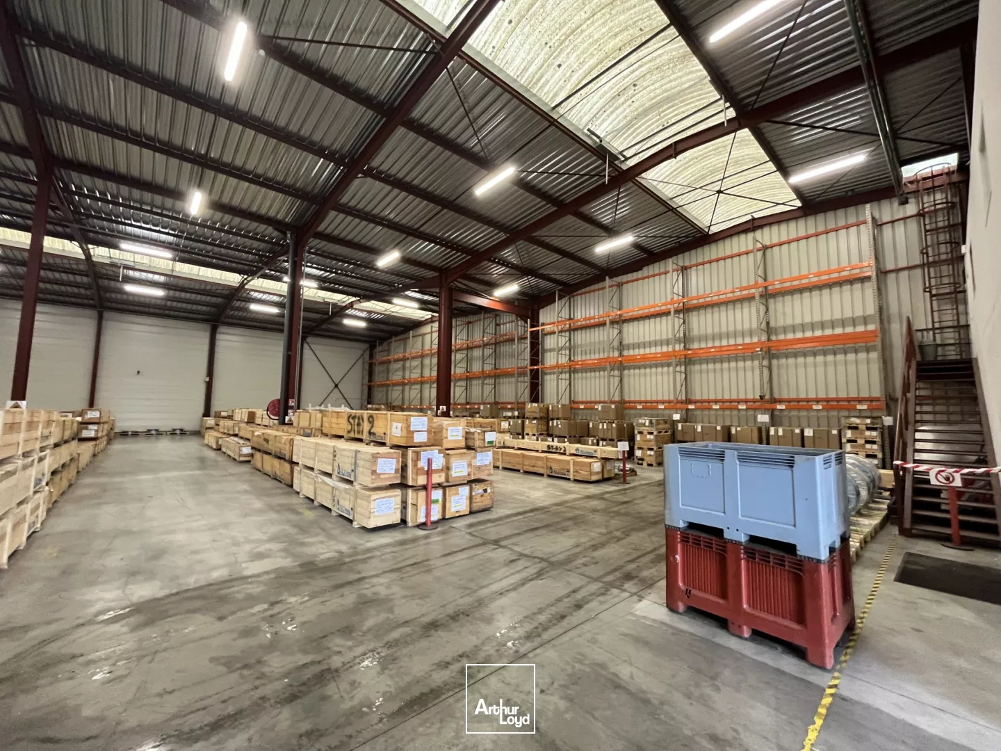 Local d'activité à louer St Ay 1240 m2