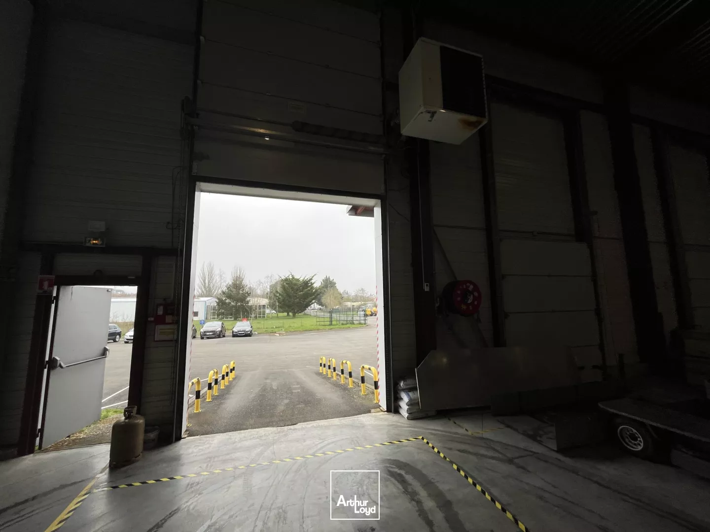 Local d'activité à louer St Ay 1240 m2