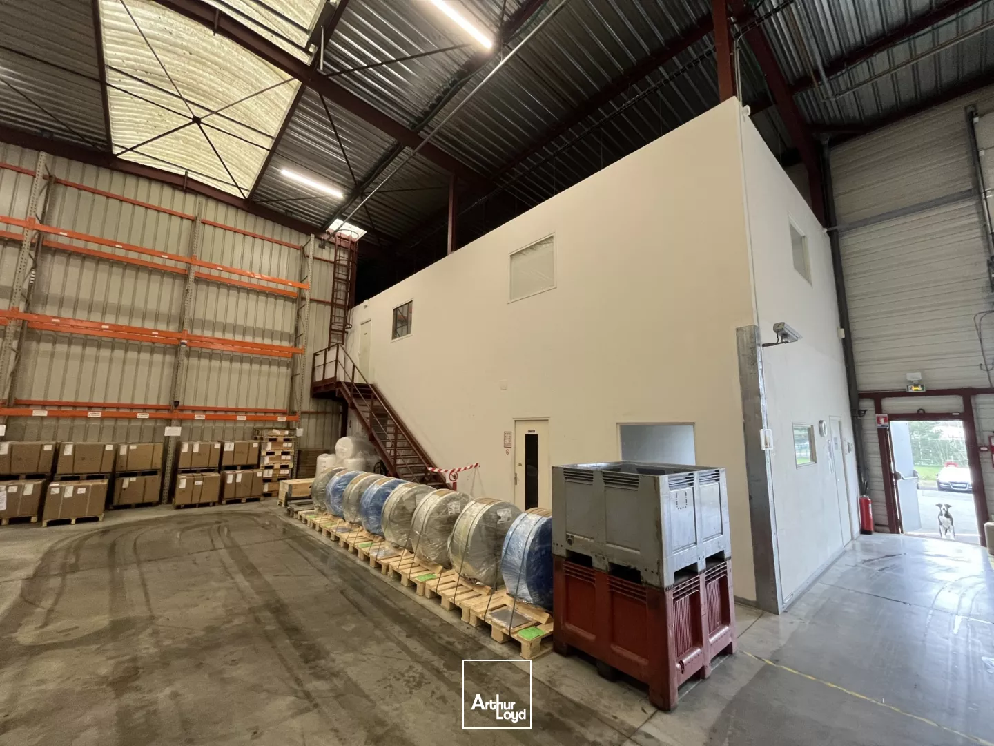 Local d'activité à louer St Ay 1240 m2