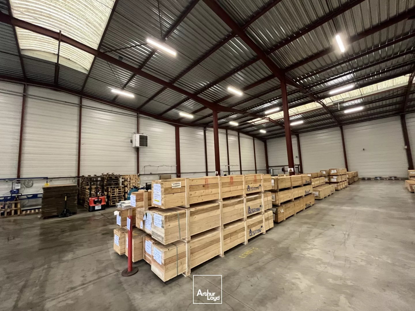 Local d'activité à louer St Ay 1240 m2