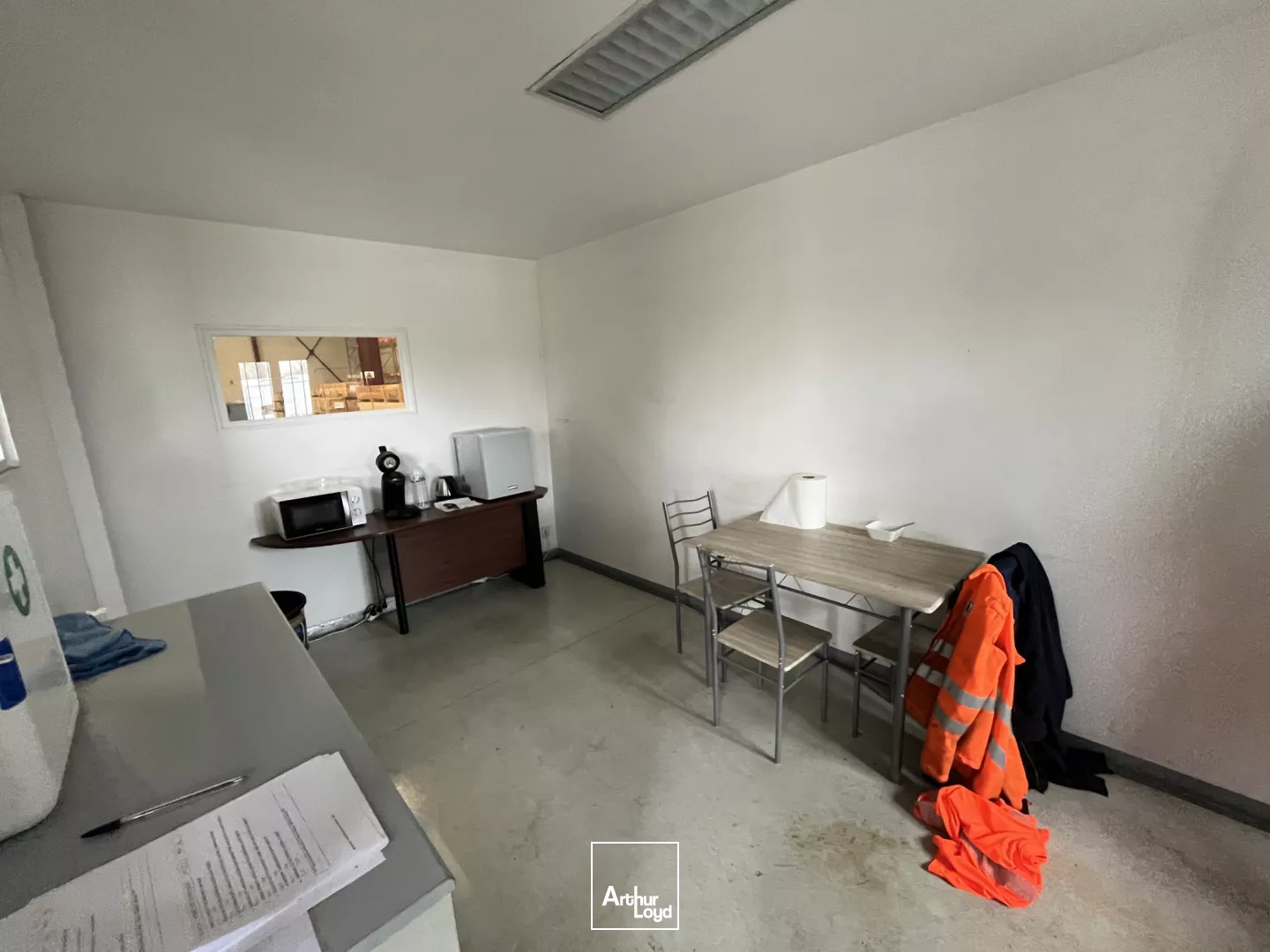 Local d'activité à louer St Ay 1240 m2