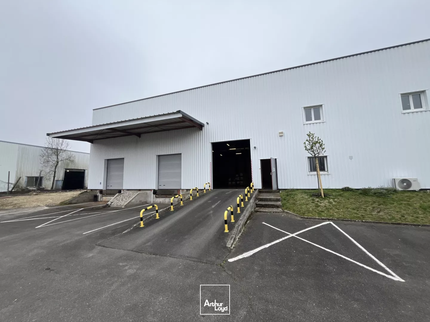 Local d'activité à louer St Ay 1240 m2