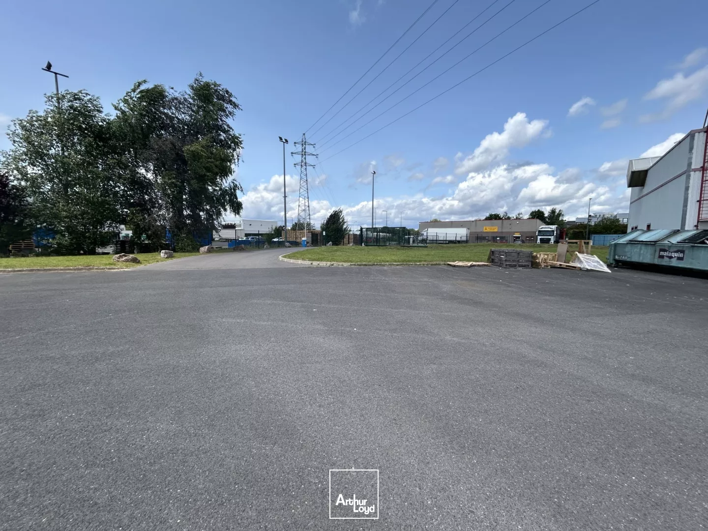 Entrepôt à louer Zone Petite Forêt , secteur zone commerciale 