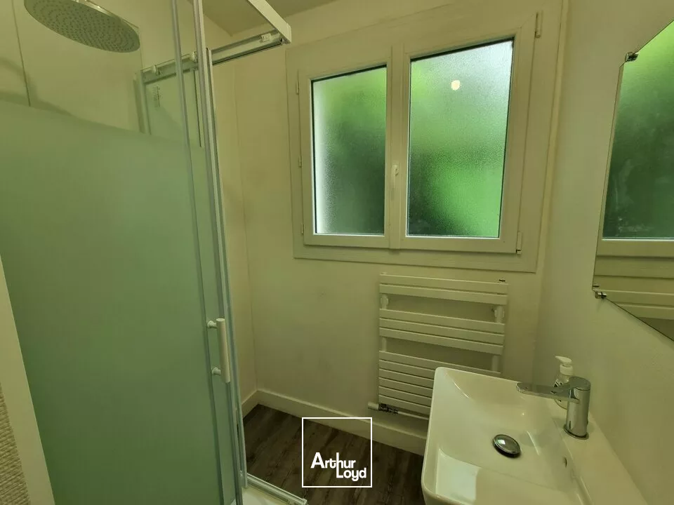 À LOUER  BUREAU LUMINEUX AVEC ESPACES PARTAGÉS  IDÉAL PROFESSIONS LIBÉRALES  DISPONIBLE PROCHAINEMENT