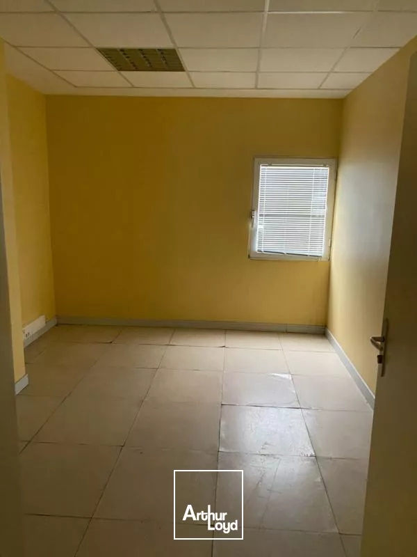 BUREAUX 195 M2 ( Zac de rivière roche )