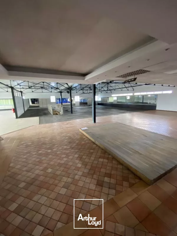 Local commercial 748 m2 Kerlys FdF