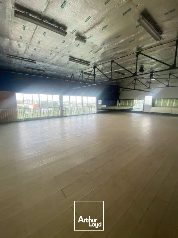 Local commercial 748 m2 Kerlys FdF