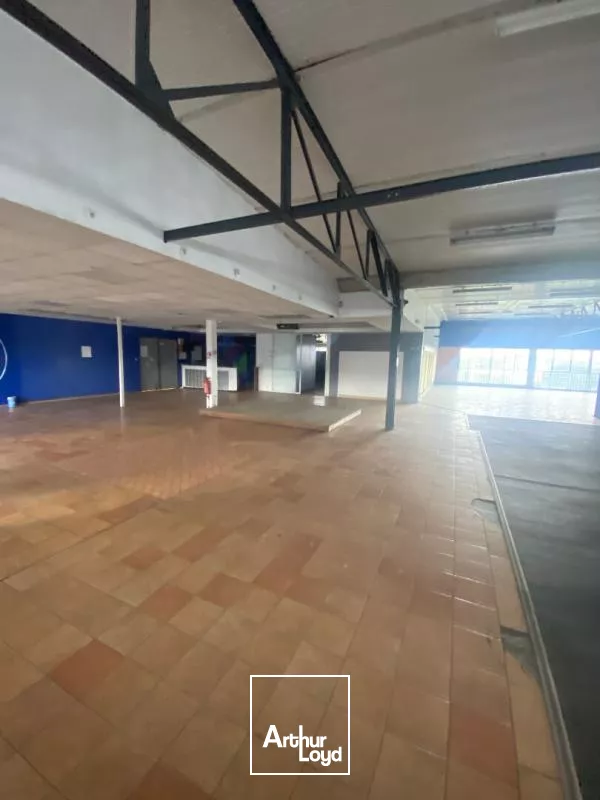 Local commercial 748 m2 Kerlys FdF