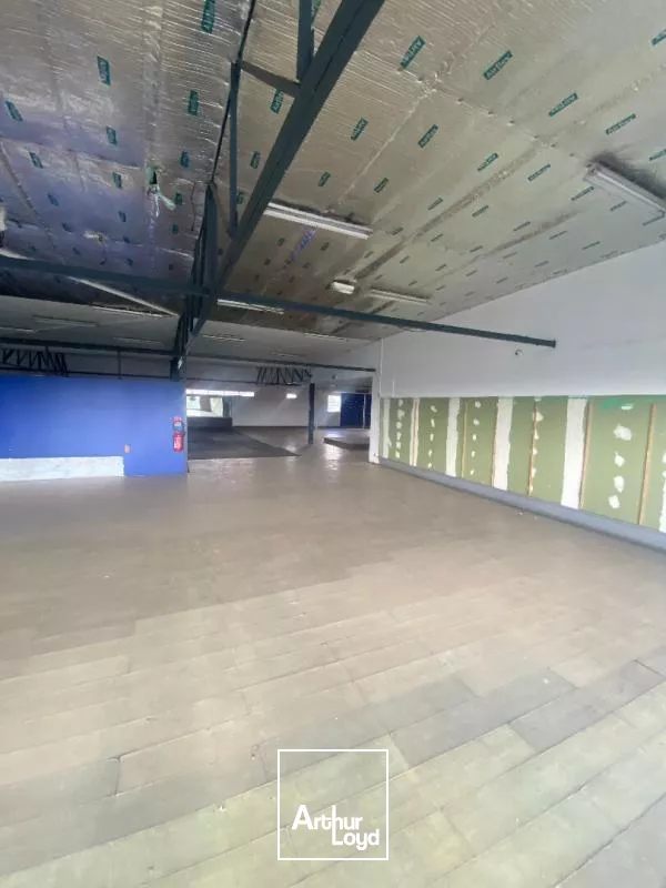Local commercial 748 m2 Kerlys FdF