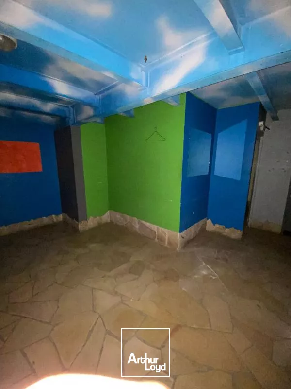 Local commercial 748 m2 Kerlys FdF