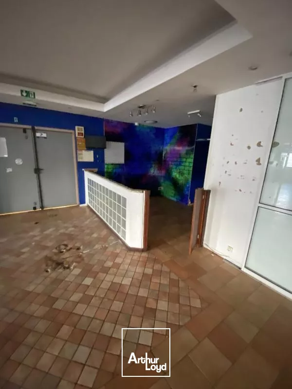 Local commercial 748 m2 Kerlys FdF