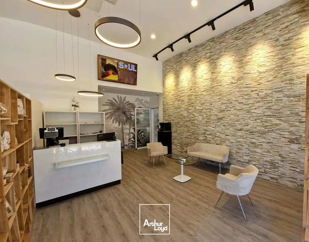 Local commercial JARRY 323 m2