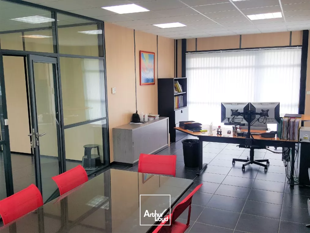 A VENDRE IMMEUBLE DE BUREAU AVEC FONCIER POITIERS SECTEUR CHU