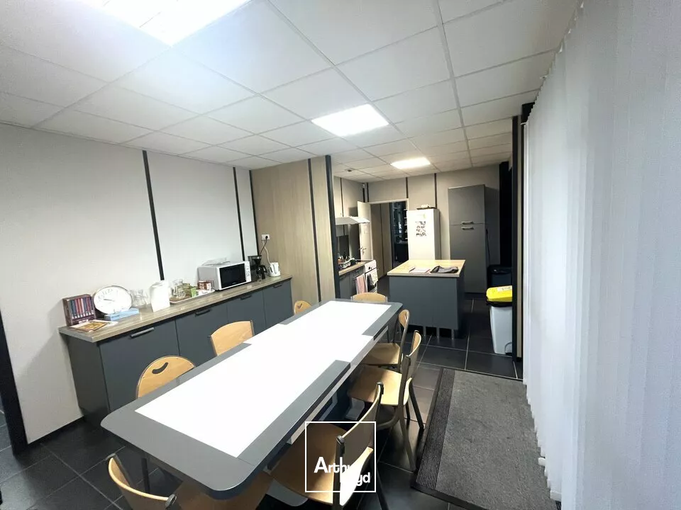 A VENDRE IMMEUBLE DE BUREAU AVEC FONCIER POITIERS SECTEUR CHU