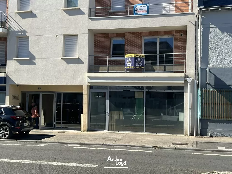 LOCAL COMMERCIAL À LOUER - 67m² AVEC EXCELLENTE VISIBILITÉ À POITIERS SUD