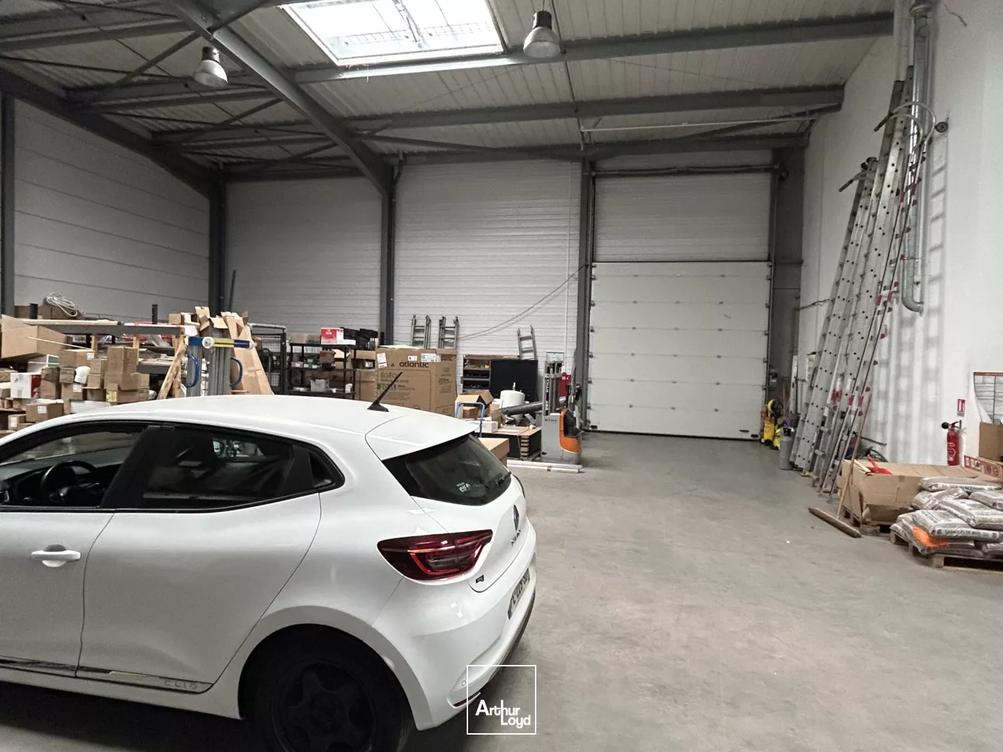 Entrepôt avec bureaux à louer - construction récente. Situé au coeur du CRT1 de LESQUIN. Proximité A1 - A23