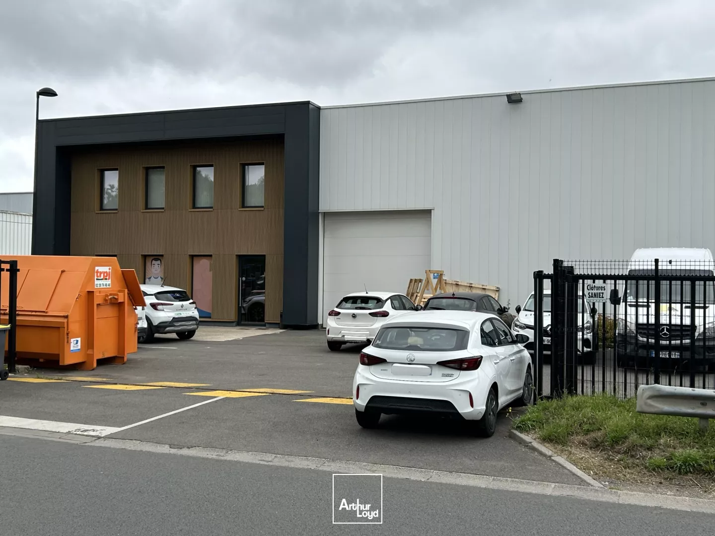 Entrepôt avec bureaux à louer - construction récente. Situé au coeur du CRT1 de LESQUIN. Proximité A1 - A23
