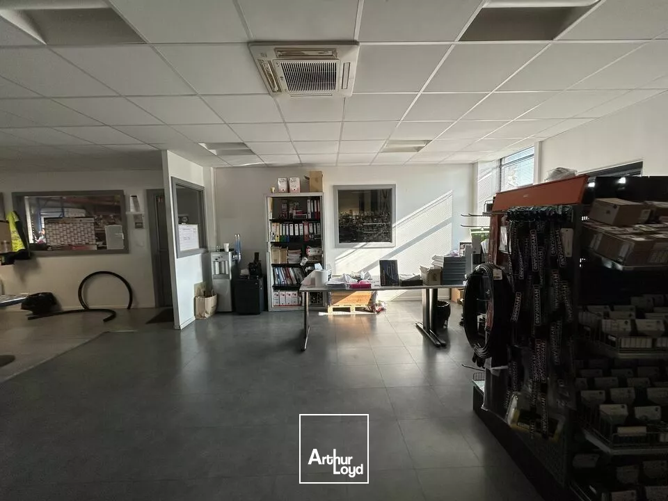 LOCAL D'ACTIVITE - ENTREPOT à LOUER de 523 m²