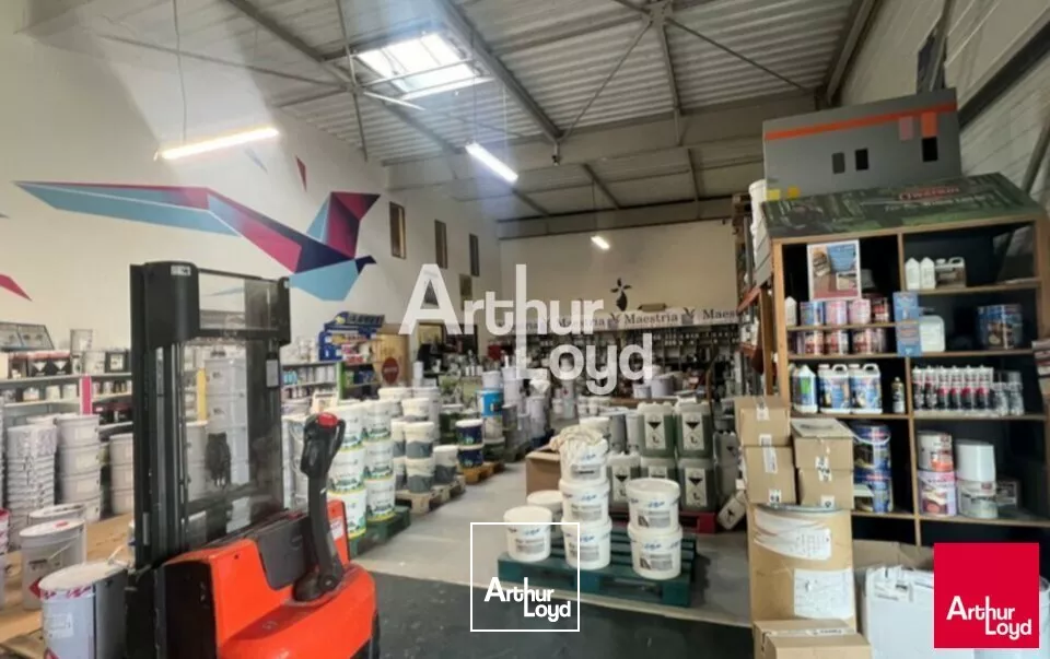 En plein coeur de la ZI SUD EST - A VENDRE - 320m²