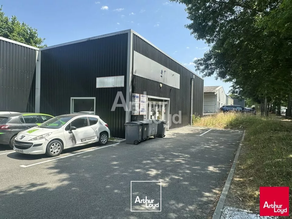 En plein coeur de la ZI SUD EST - A VENDRE - 320m²