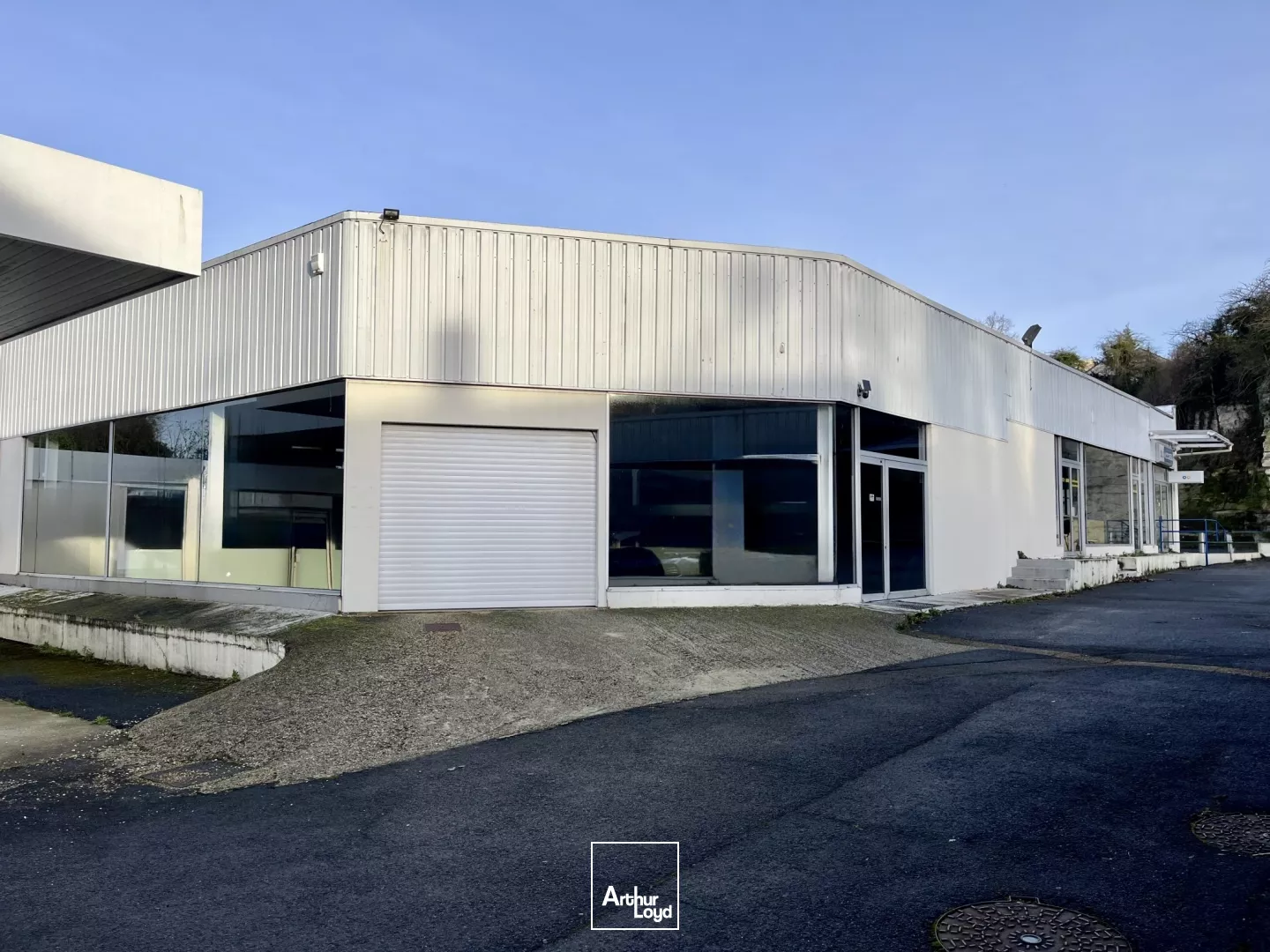 A VENDRE ENSEMBLE IMMOBILIER D'ACTIVITÉ DE 1500 M2 SUR UN FONCIER DE 6000 M2 À CREIL