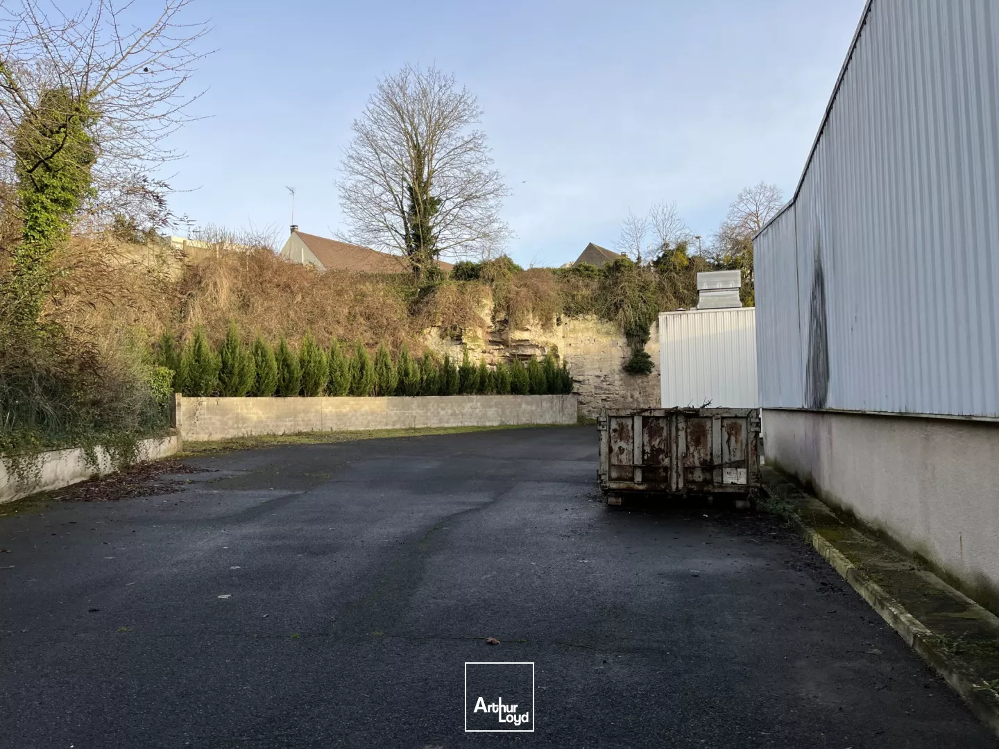 A VENDRE ENSEMBLE IMMOBILIER D'ACTIVITÉ DE 1500 M2 SUR UN FONCIER DE 6000 M2 À CREIL