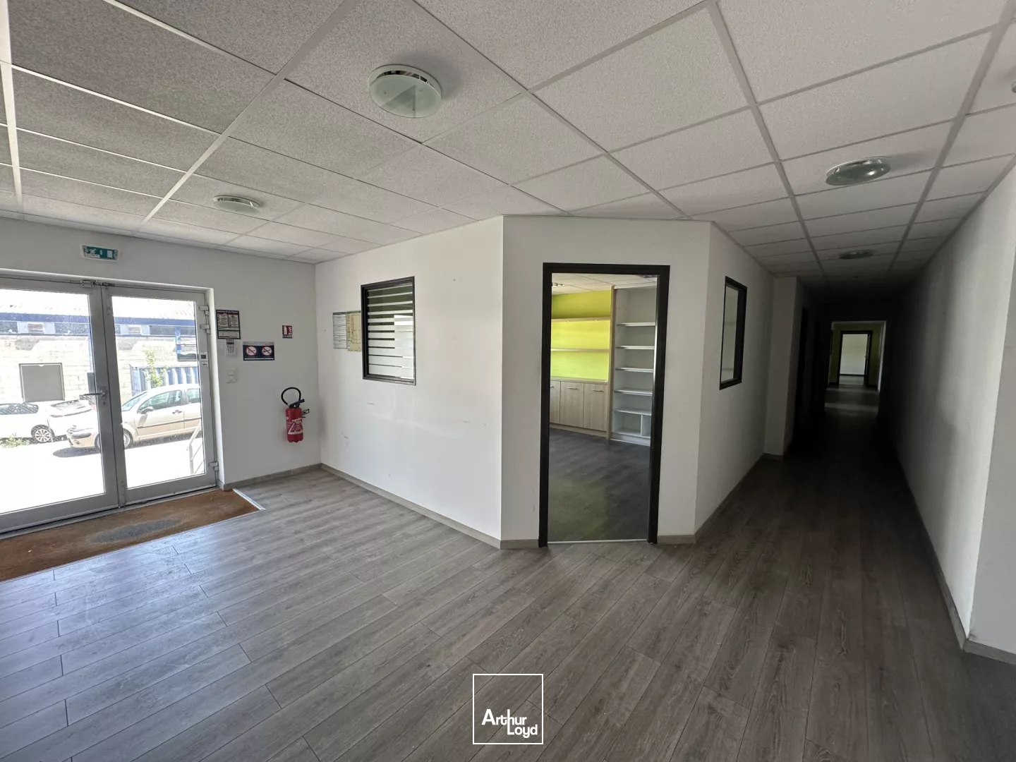 Locaux d'Activités & Bureaux sur Alès : Polyvalence, Accès PMR, Fibre, Parking, location