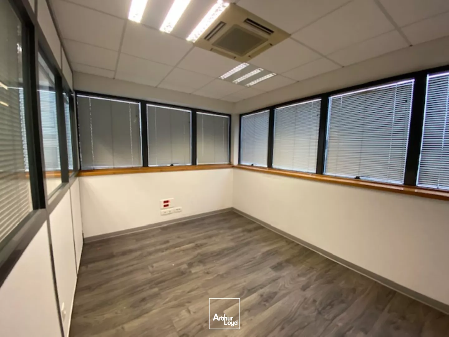 LOCATION IMMEUBLE DE BUREAUX 360 M² KERGARADEC