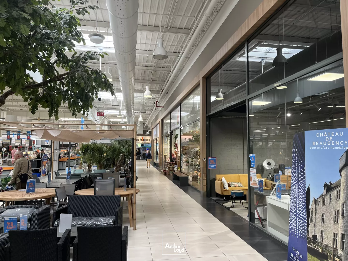 Cellules 50 m2 à louer Tavers zone commerciale