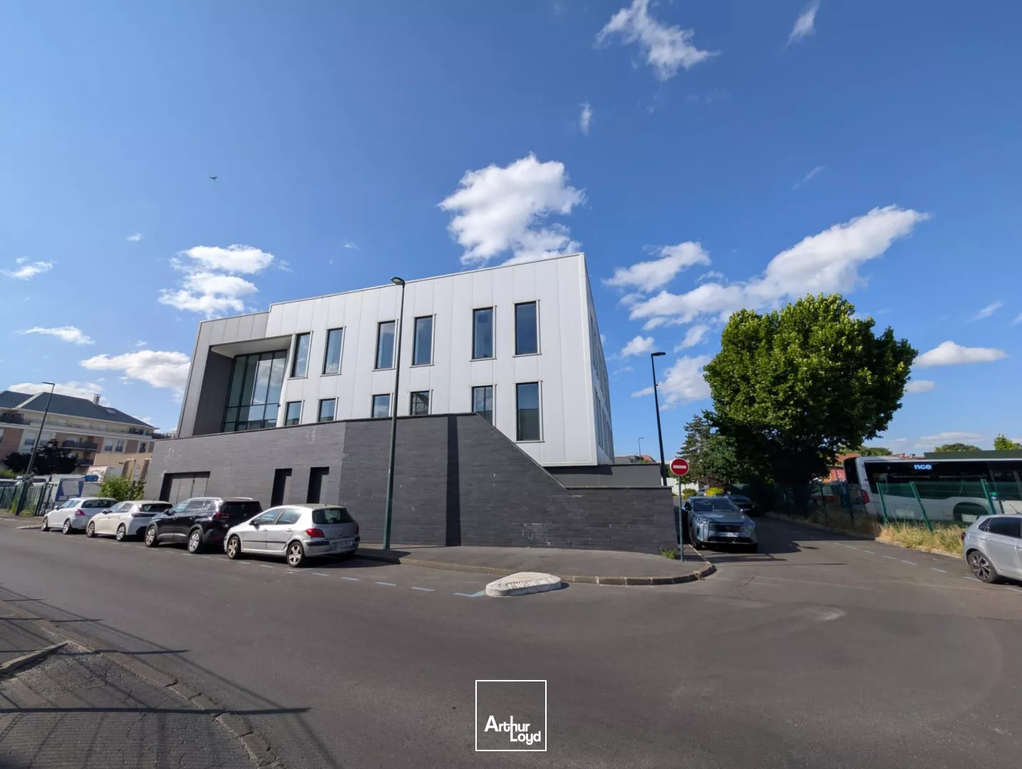 LOCATION BUREAUX 800 M² DIVISIBLES - RER C / A15 - SAINT-GRATIEN