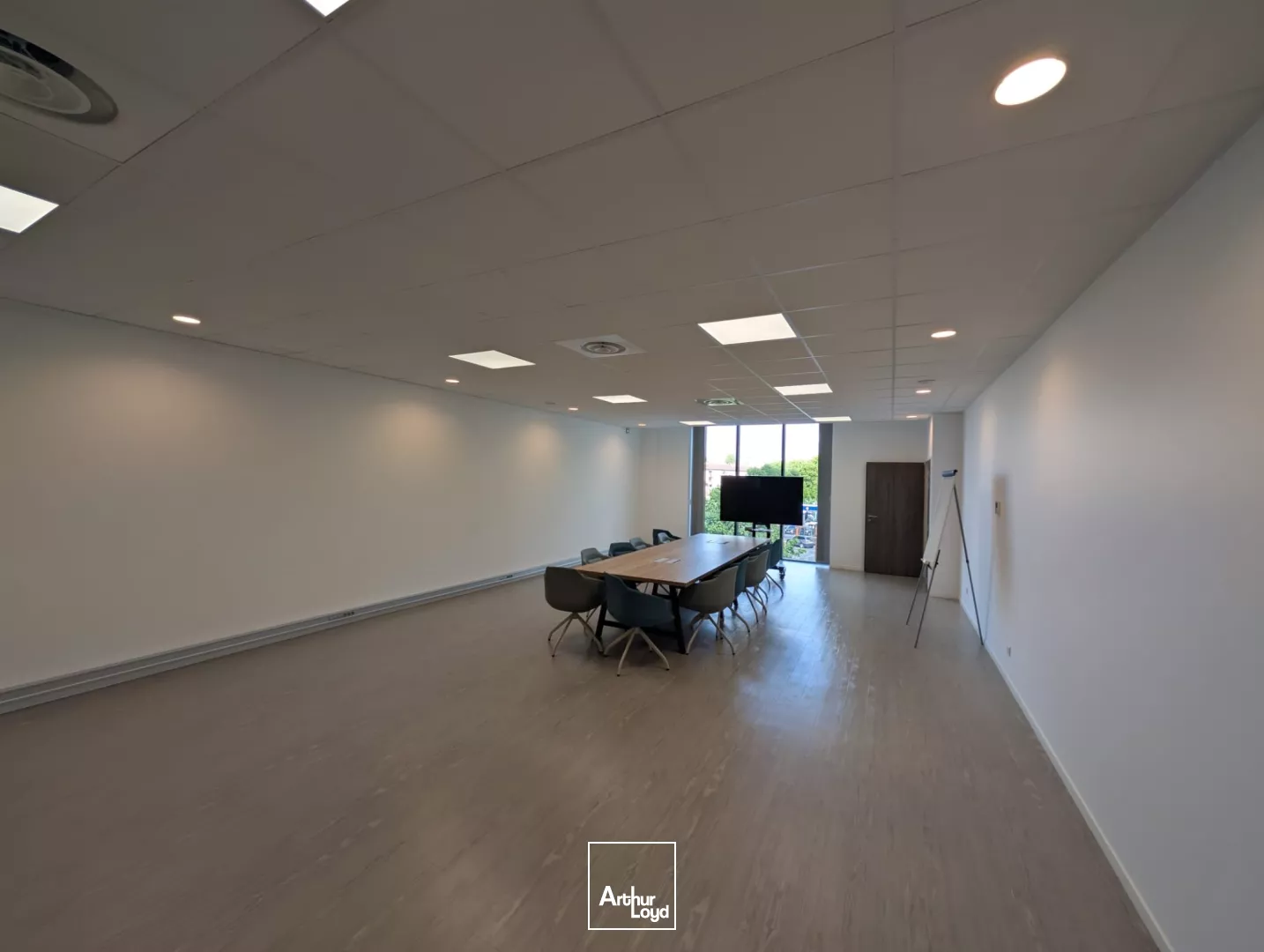 LOCATION BUREAUX 800 M² DIVISIBLES - RER C / A15 - SAINT-GRATIEN