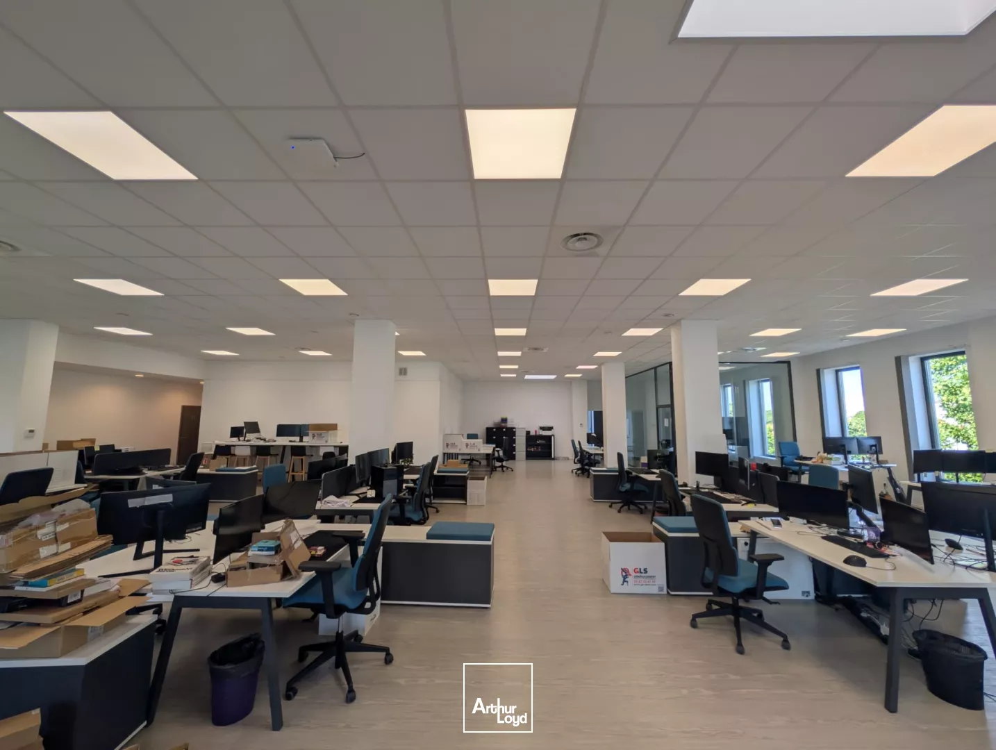 LOCATION BUREAUX 800 M² DIVISIBLES - RER C / A15 - SAINT-GRATIEN