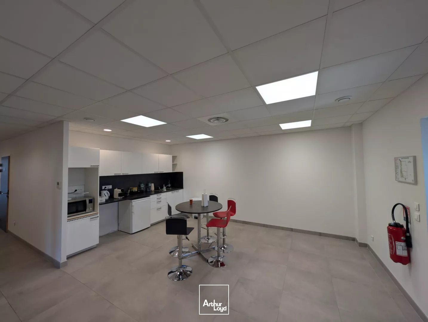 LOCATION BUREAUX 800 M² DIVISIBLES - RER C / A15 - SAINT-GRATIEN