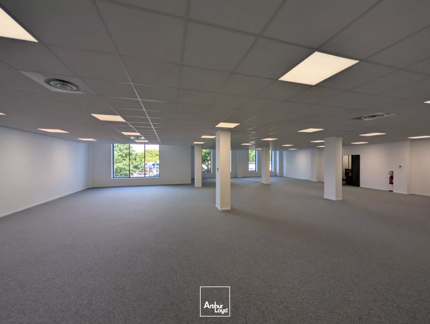 LOCATION BUREAUX 800 M² DIVISIBLES - RER C / A15 - SAINT-GRATIEN