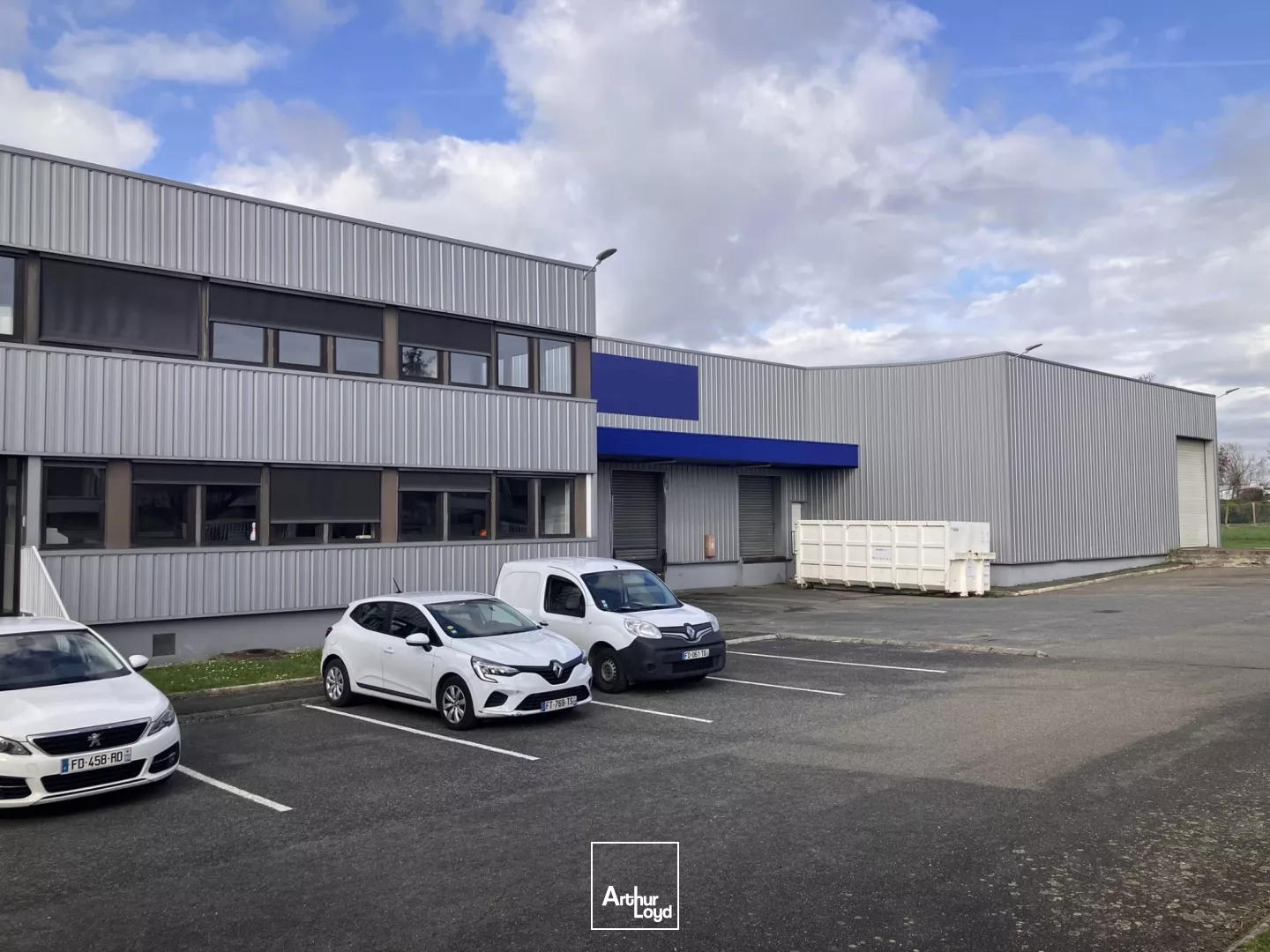 Louvres - Bâtiment d'activité indépendant 2 280 m² avec quais, proche A104 et aéroport CDG