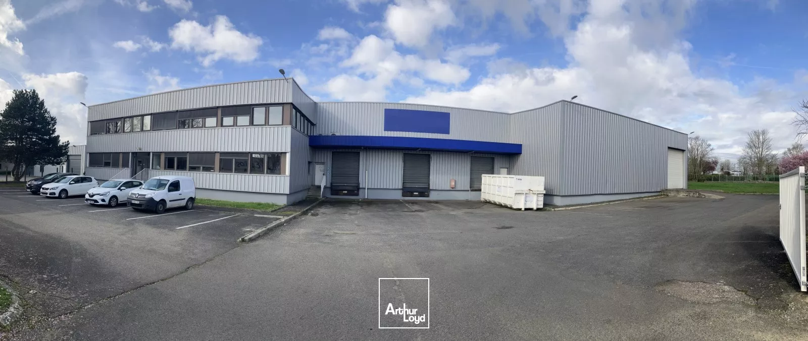 Louvres - Bâtiment d'activité indépendant 2 280 m² avec quais, proche A104 et aéroport CDG