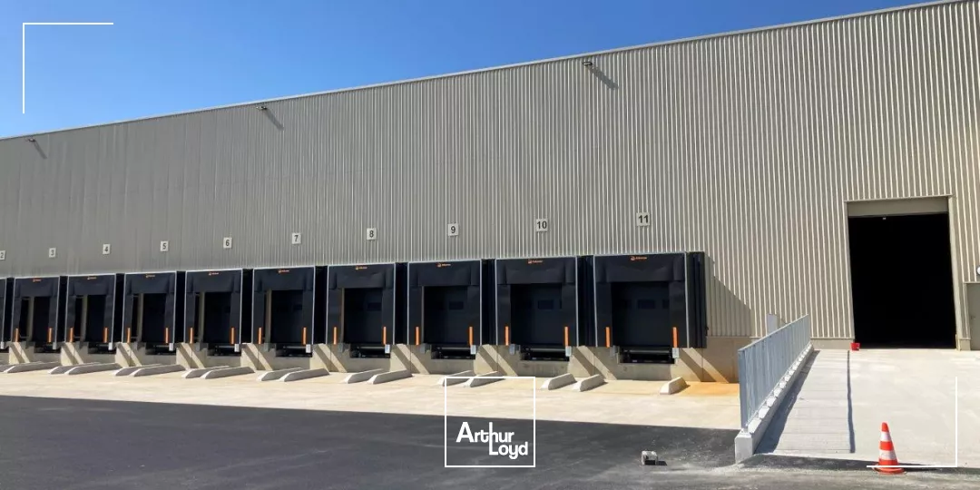 Cellule logistique à louer, idéalement placée sur un axe passant