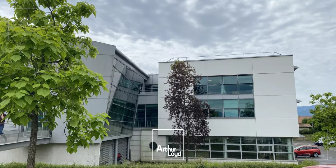 BUREAUX 229.60 M² - A LOUER A MONTBONNOT 