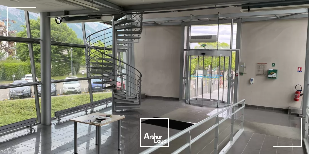 BUREAUX 229.60 M² - A LOUER A MONTBONNOT 